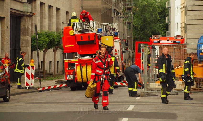 Person auf Baukran Koeln Christophstr P134.JPG